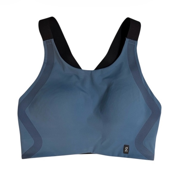 On Women's Performance Bra - Picture 4 of 11